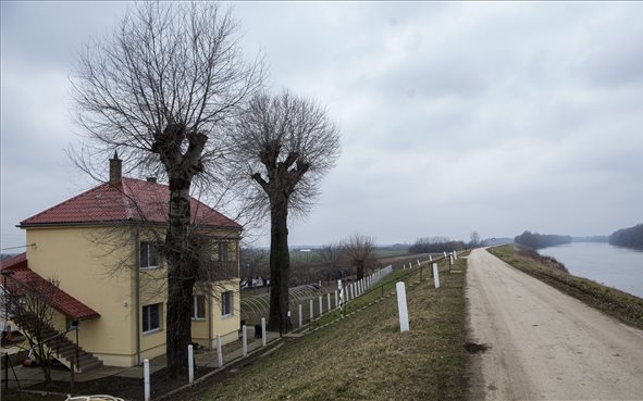 Befejeződött az árvízvédelmi szakasz felújítása a Tisza bal partján Szegednél