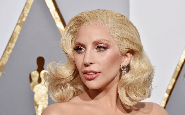 Lady Gaga elhalasztotta európai turnéját