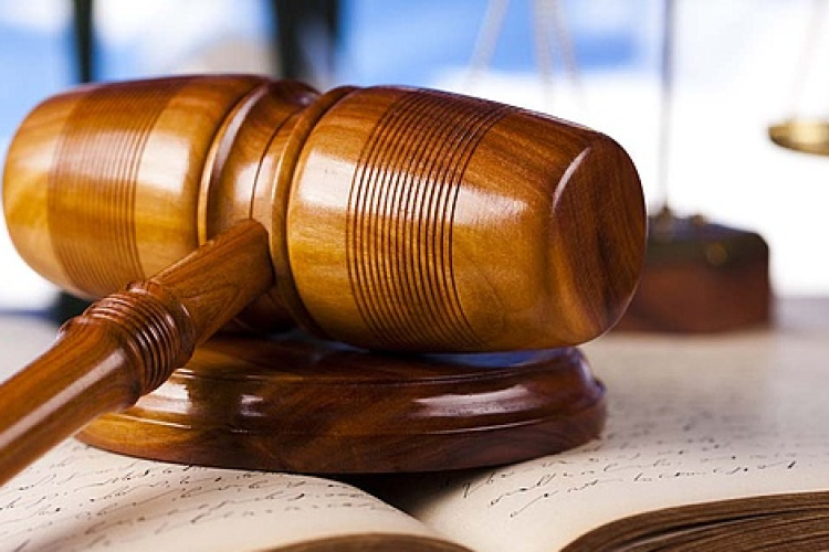 Vádat emeltek a gyilkos szamarak gazdája ellen