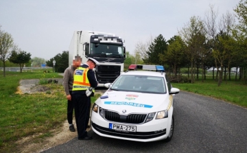 Ellenőriztek a rendőrök az M1-es autópálya Győr-Moson-Sopron megyei szakaszán