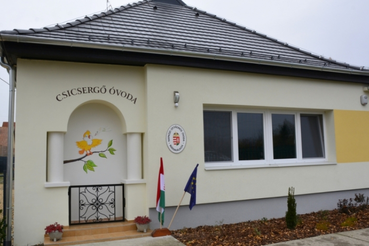 Átadták a felújított Csicsergő Óvodát Máriakálnokon
