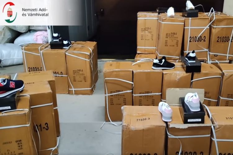 Tizenegymillió forintot érő hamis cipőt találtak Rajkánál - videó