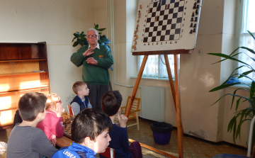 Kurucsai István, világbajnoki sakknagymestereket tanító pedagógus irányítja a sakkéletet Máriakálnokon 