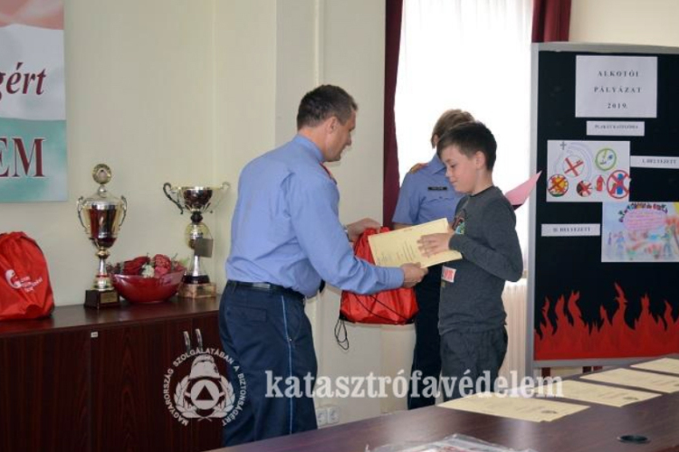  Idén is sok óvodás és iskolás ábrázolta a tűzoltók munkáját 