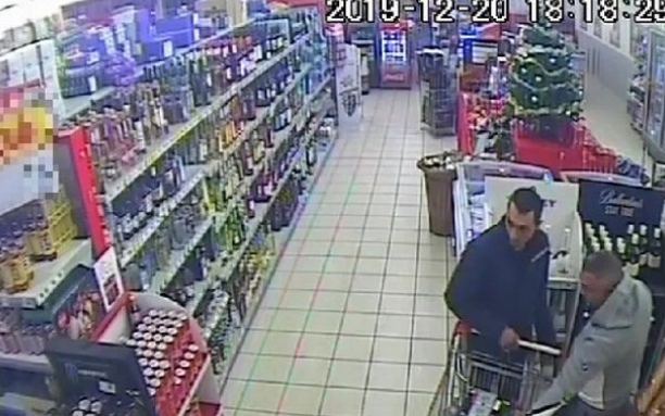 Megpakolták a bevásárlókocsit, majd fizetés nélkül távoztak