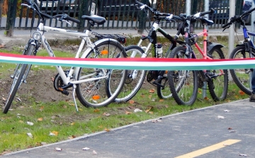 Új kerékpárutat avattak Öttevény és Kunsziget között