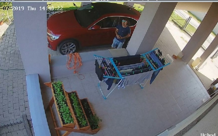 A mosonmagyaróvári nyomozók az állampolgárok segítségét kérik az ismeretlen elkövető azonosításához.