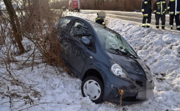 Árokba csúszott egy személyautó Ásványráró közelében 