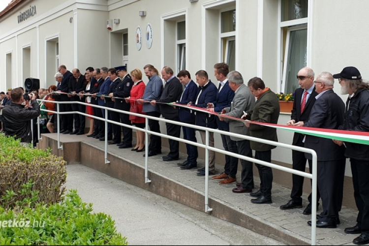 Rendhagyó épületavatás Lébényben - képgalériával