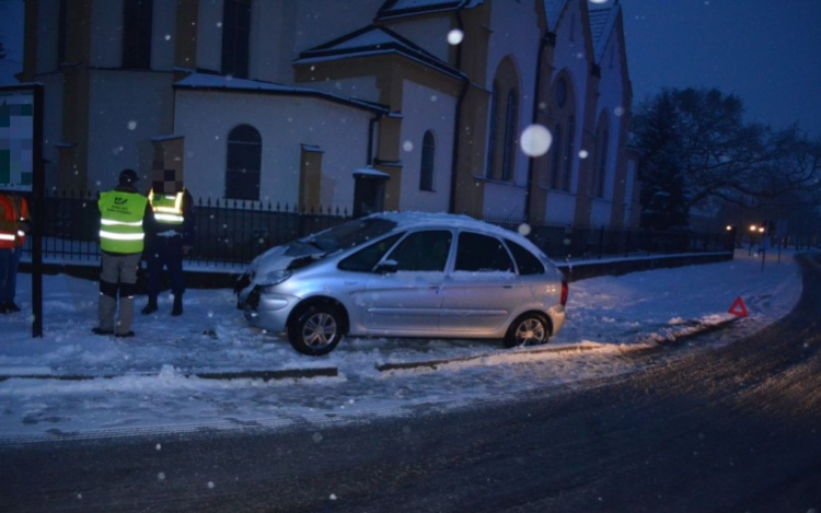 Betonkerítésnek ütközött Dunakilitin egy autós 