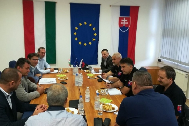 Magyar-szlovák rendőri szervek találkozója Rajkán