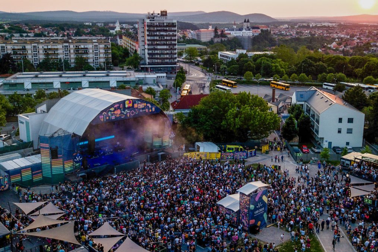 Magyar sztárok adnak koncerteket idén is a veszprémi Gyárkertben
