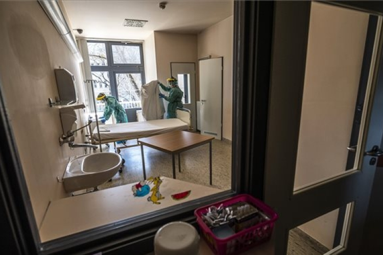 Két újabb koronavírus-beteg elhunyt, nőtt az azonosított fertőzöttek száma