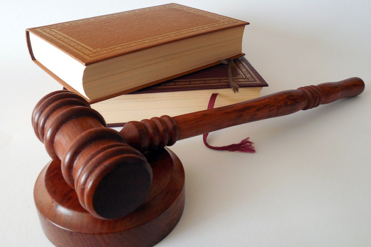 Súlyos testi sértés és garázdaság miatt emeltek vádat két biztonsági őr ellen