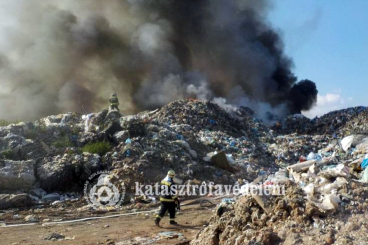 Tűz ütött ki a Jánossomorjai szemétlerakónál.