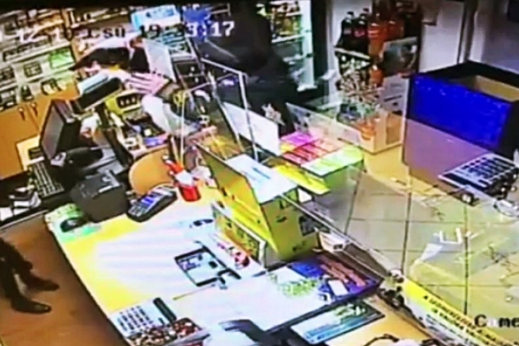 Fegyverrel akart dohányboltot rabolni - videó 