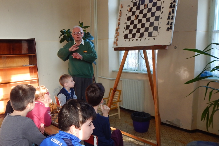 Kurucsai István, világbajnoki sakknagymestereket tanító pedagógus irányítja a sakkéletet Máriakálnokon 