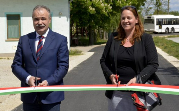 Új út épült Győrladaméron