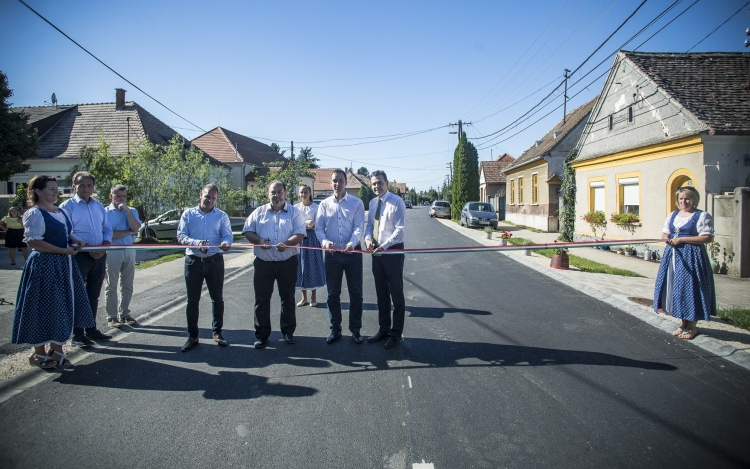 Elkészült a történelmi kapcsolatokat újraélesztő út felújítása