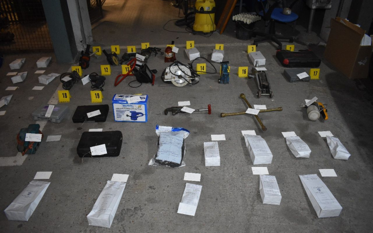 Katalizátorokat loptak Mosonmagyaróváron és Győrben