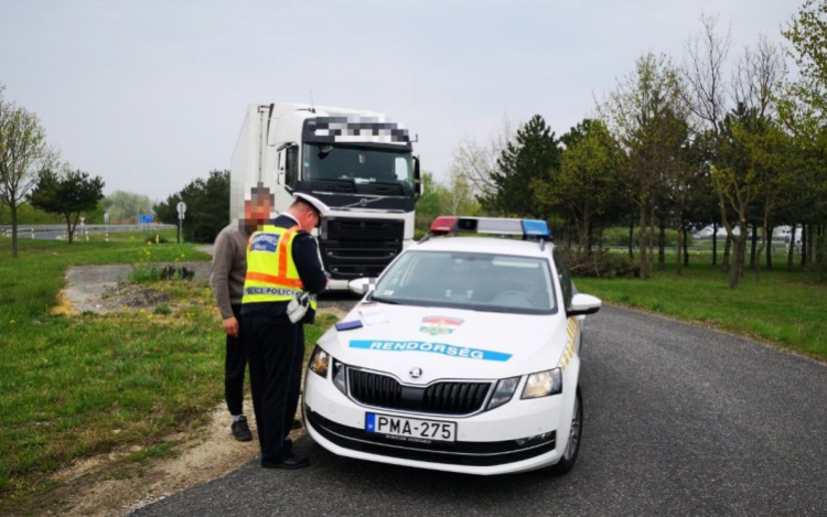 Ellenőriztek a rendőrök az M1-es autópálya Győr-Moson-Sopron megyei szakaszán