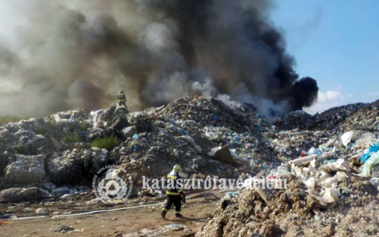 Tűz ütött ki a Jánossomorjai szemétlerakónál.