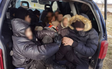 11 szír férfit próbált kicsempészni, Rajkánál elfogták
