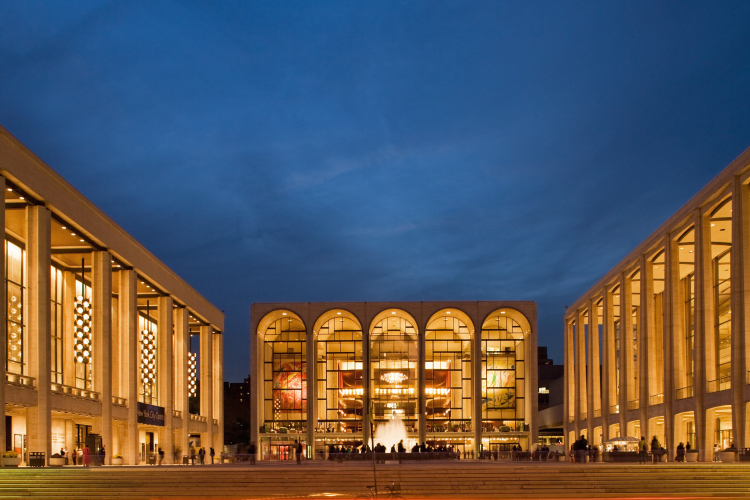 Gyanús por miatt kiürítették a Metropolitan operaházat - valószínűleg emberi hamvakat szórtak szét