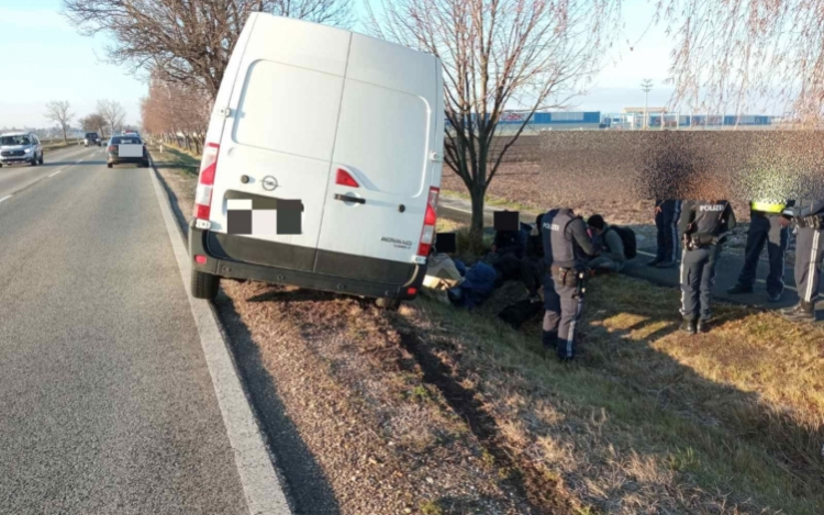 Elmenükltek a rendőrök elől a külfödiek - 12 afgánt és egy azeri állampolgárt fogott el a rendőrség