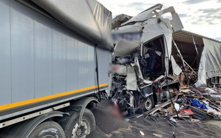 Halálos baleset az M1-es autópályán - FRISSÍTVE!