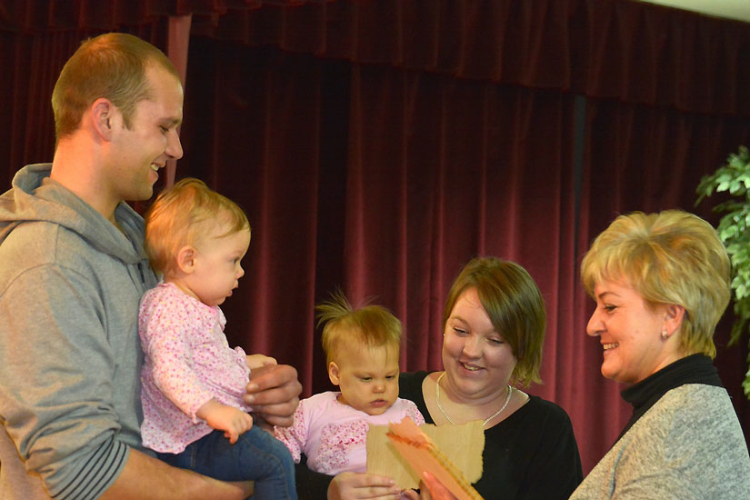 Emléklap kiosztó ünnepség Máriakálnok 2016-ban született babáinak