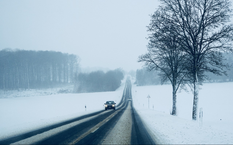 Téliesek az útviszonyok, óvatosan közlekedjenek! 