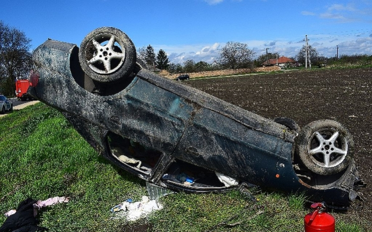  Felborult egy autó Mosonszentmiklósnál 