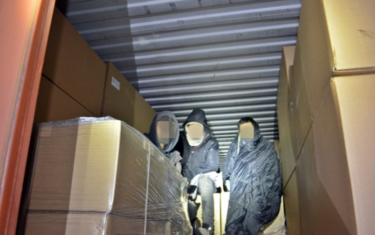 Három illegális migránst találtak Rajkán egy vasúti konténerben