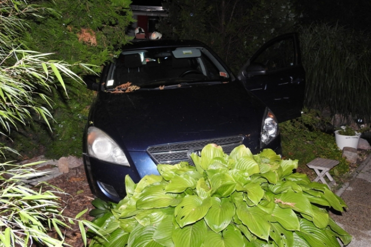 Átszakítva a kerítést kerti tóba hajtott egy személyautó Dunakilitin