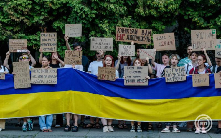 Ungváron második napja tüntetnek a korrupcióellenes hatóságok függetlenségét korlátozó törvény ellen