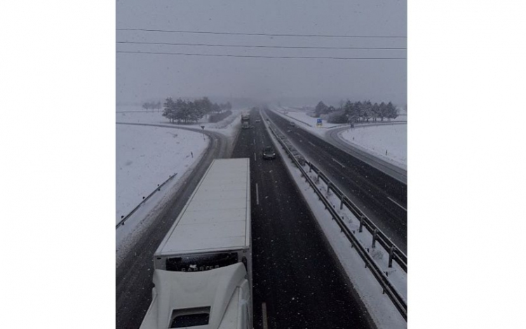 Torlódás az M1-es autópályán Hegyeshalomnál