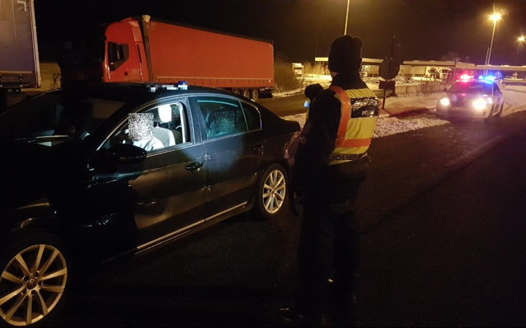 Embercsempészeket buktattak le Rajkán