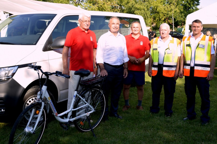 Falubuszt és kerékpárokat adtak át a mecséri falunapon