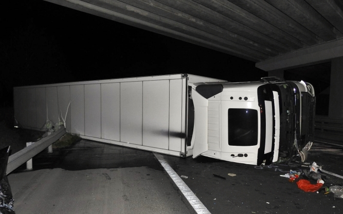 Oldalára borult a kamion az M1-esen