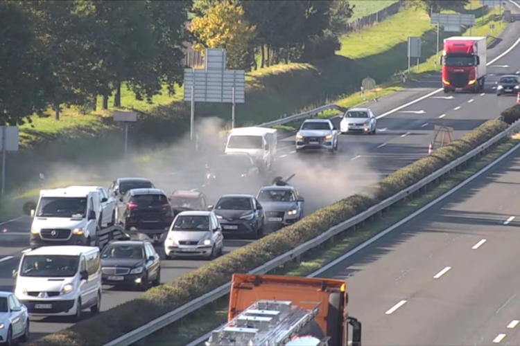 Fékezés nélkül hajtott a kocsisorba