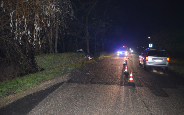 Fának ütközött egy személyautó Máriakálnoknál