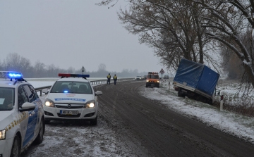 A téli közlekedés veszélyeire figyelmeztetnek a rendőrök