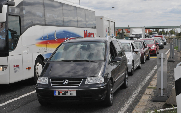 Tovább tart nyitva a hegyeshalmi kishatár