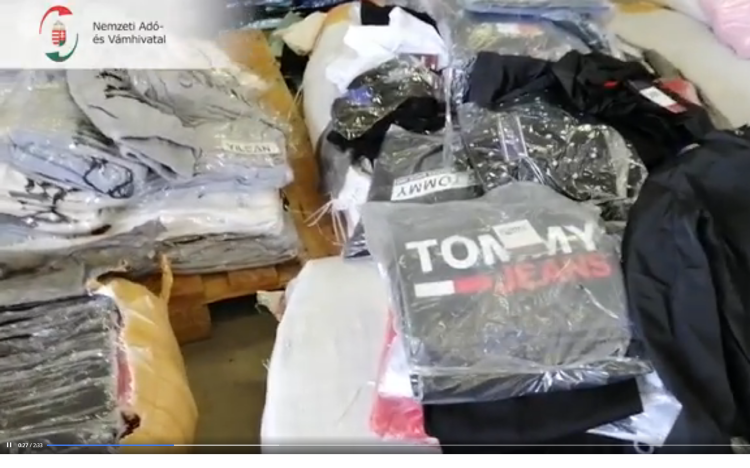 28 millió forintot érő hamis ruhát szállított