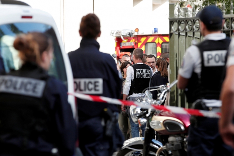 Katonák közé hajtott egy jármű Párizs elővárosában – 6 sérült