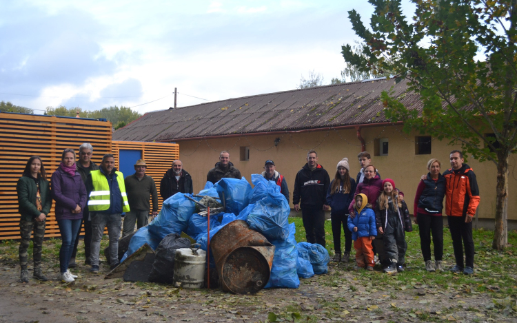 Szemétszedés a Szigetközben