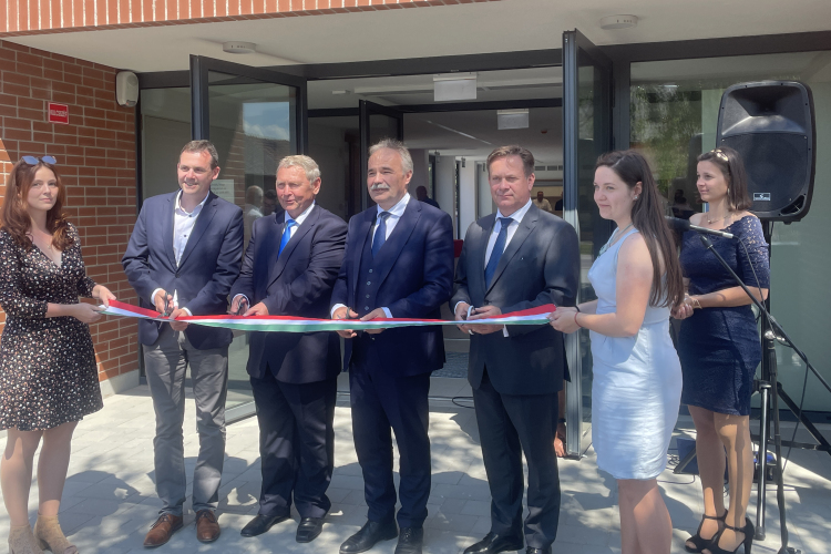 Új közösségi színteret avattak Hegyeshalomban