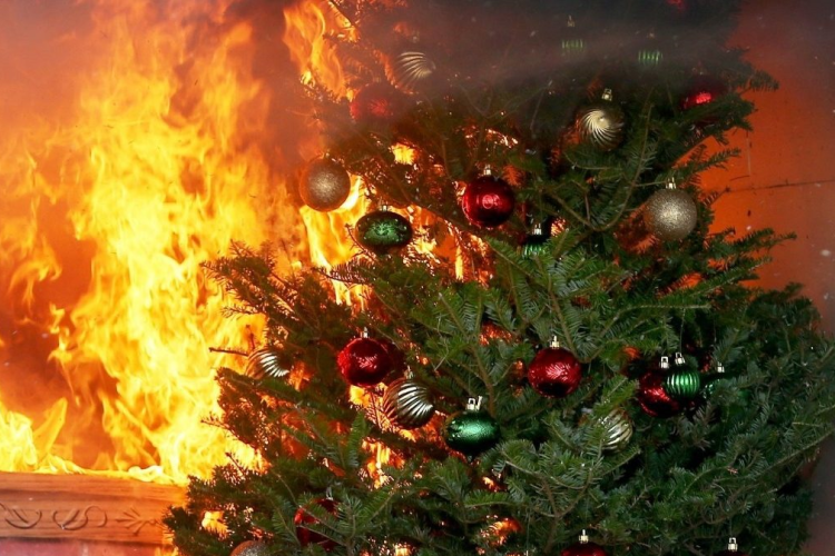 Dupla annyi lakástűzhöz vonulnak a tűzoltók az adventi időszakban