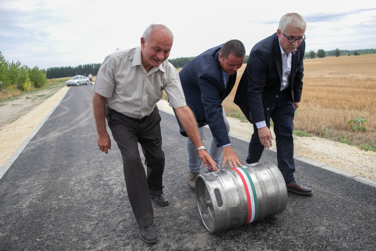Egy út, több céllal - 140 millió forintos útfelújítás Abdán